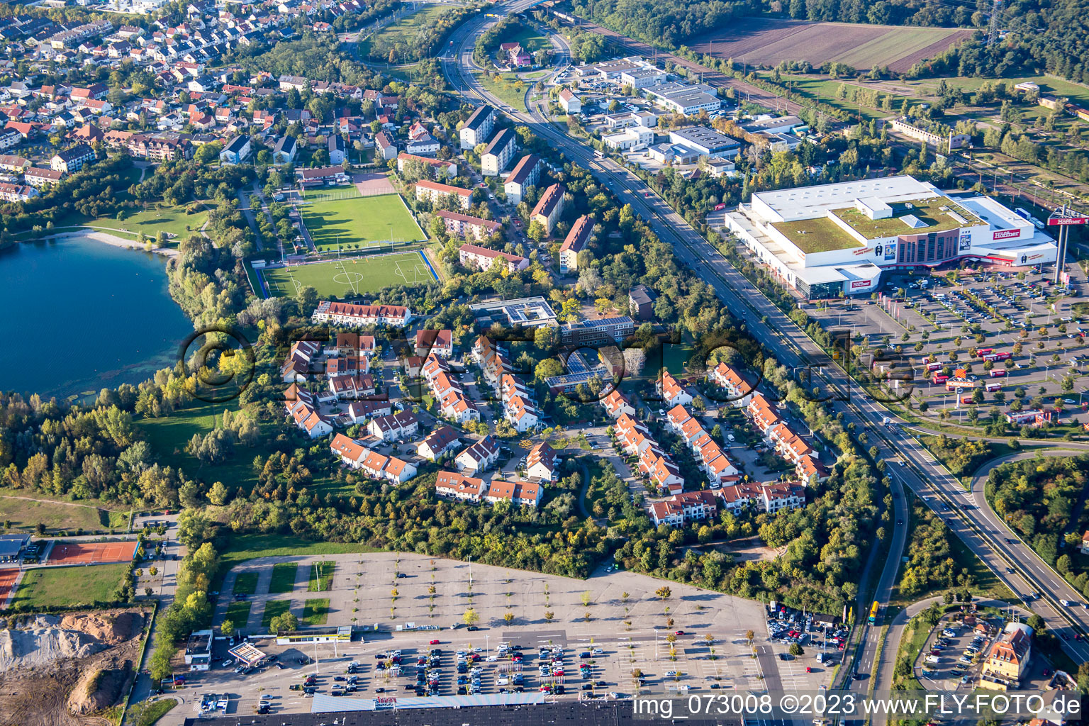 Vue aérienne de Wilhelm-Peters-Strasse à le quartier Rheinau in Mannheim dans le département Bade-Wurtemberg, Allemagne