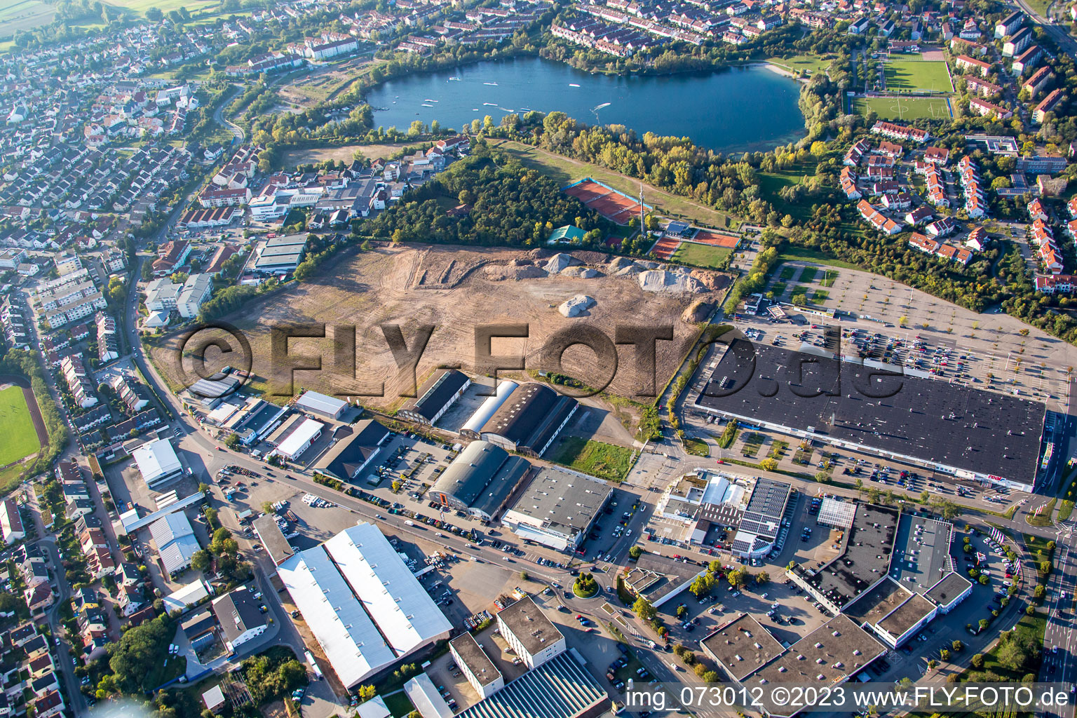 Zone commerciale Schütte-Lanz-Park à Brühl dans le département Bade-Wurtemberg, Allemagne du point de vue du drone