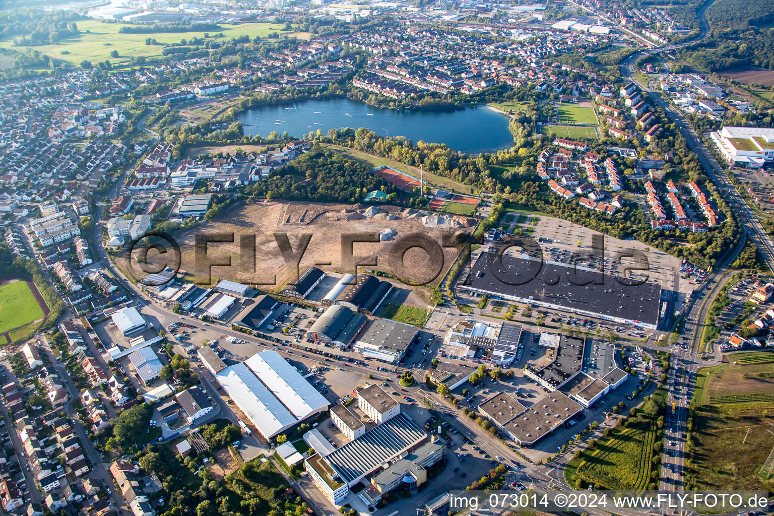 Chantier d'un nouveau bâtiment dans la zone commerciale Schütte-Lanz-Park à Brühl dans le département Bade-Wurtemberg, Allemagne d'en haut