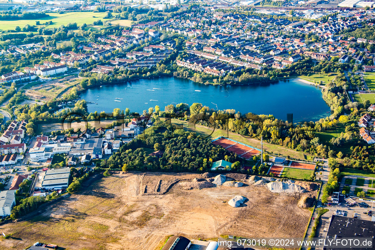 Vue aérienne de Lac Rheinauer à le quartier Rohrhof in Brühl dans le département Bade-Wurtemberg, Allemagne