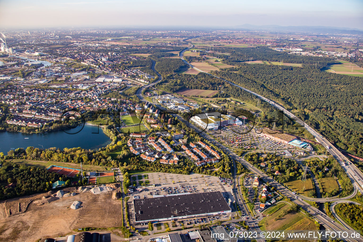 Vue aérienne de Chantier d'un nouveau bâtiment dans la zone commerciale Schütte-Lanz-Park à Brühl à le quartier Rheinau in Mannheim dans le département Bade-Wurtemberg, Allemagne