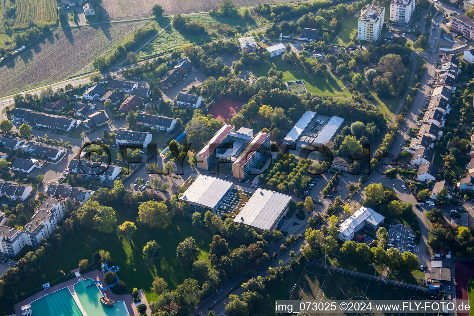 Vue aérienne de École Schiller et piscine couverte Brühl à le quartier Rohrhof in Brühl dans le département Bade-Wurtemberg, Allemagne