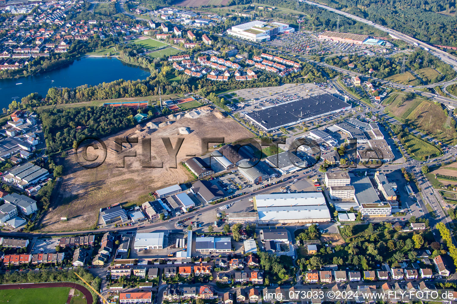 Chantier d'un nouveau bâtiment dans la zone commerciale Schütte-Lanz-Park à Brühl dans le département Bade-Wurtemberg, Allemagne vue d'en haut