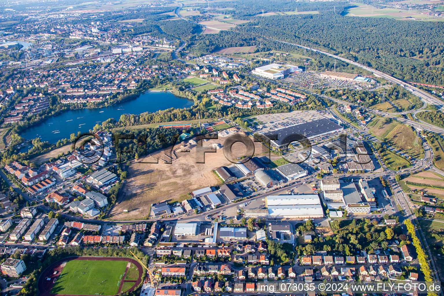 Chantier d'un nouveau bâtiment dans la zone commerciale Schütte-Lanz-Park à Brühl dans le département Bade-Wurtemberg, Allemagne depuis l'avion