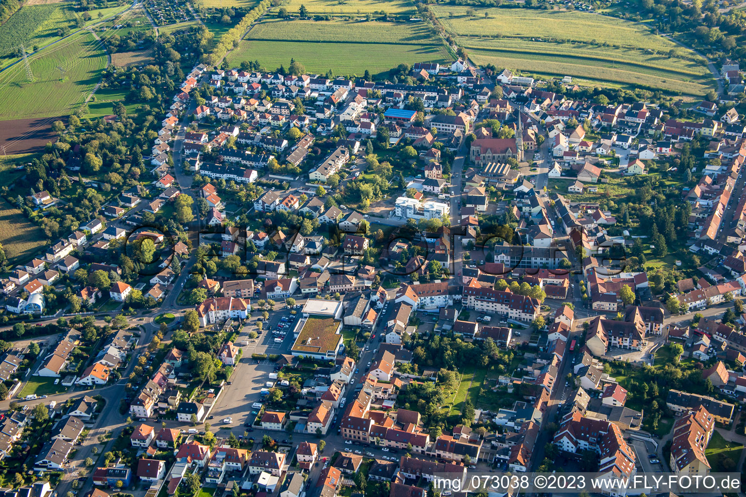 Vue aérienne de Vue des rues et des maisons des quartiers résidentiels à Brühl dans le département Bade-Wurtemberg, Allemagne