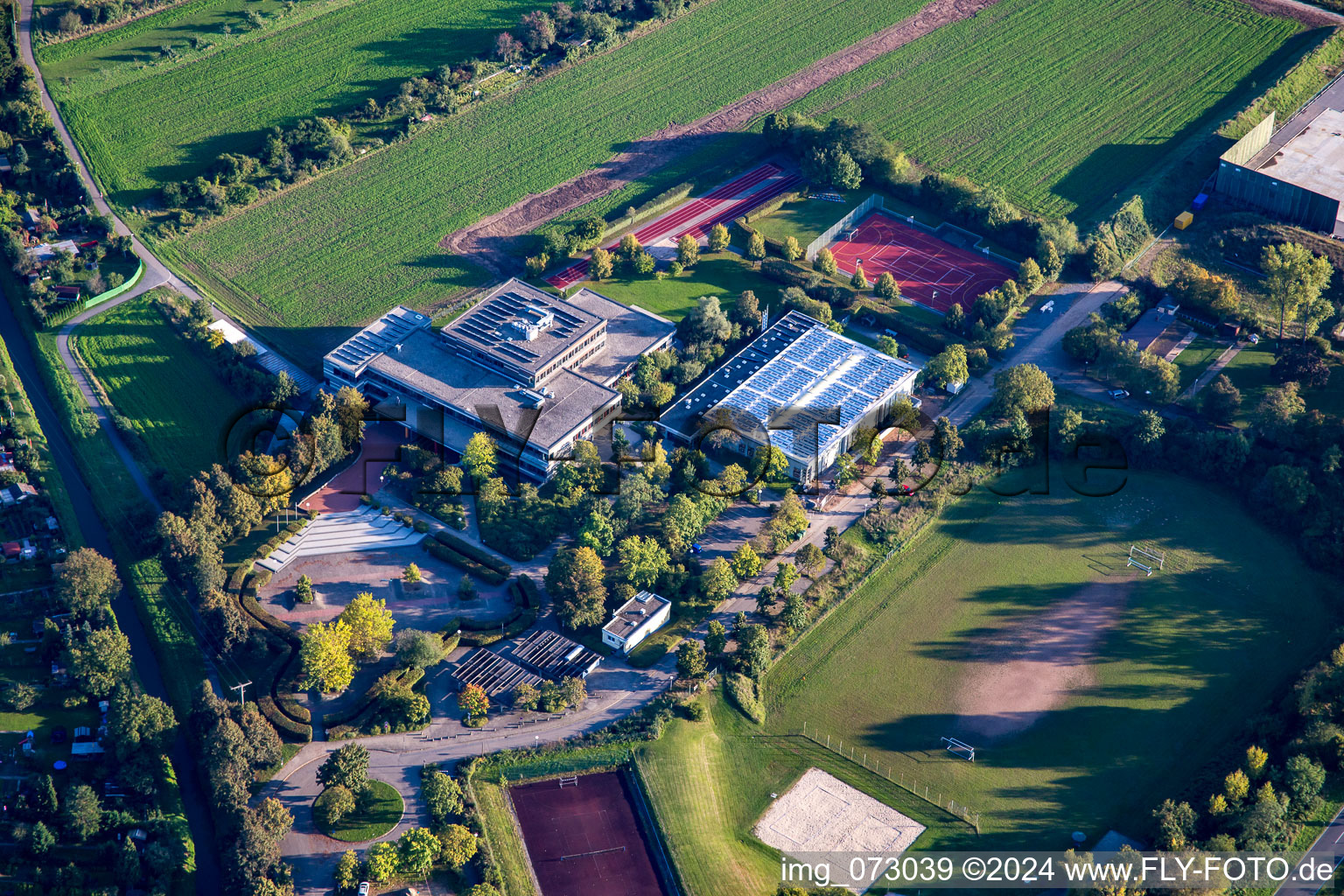 Vue aérienne de Lycée Marion Dönhoff dans le quartier de Rheinau à Brühl dans le département Bade-Wurtemberg, Allemagne