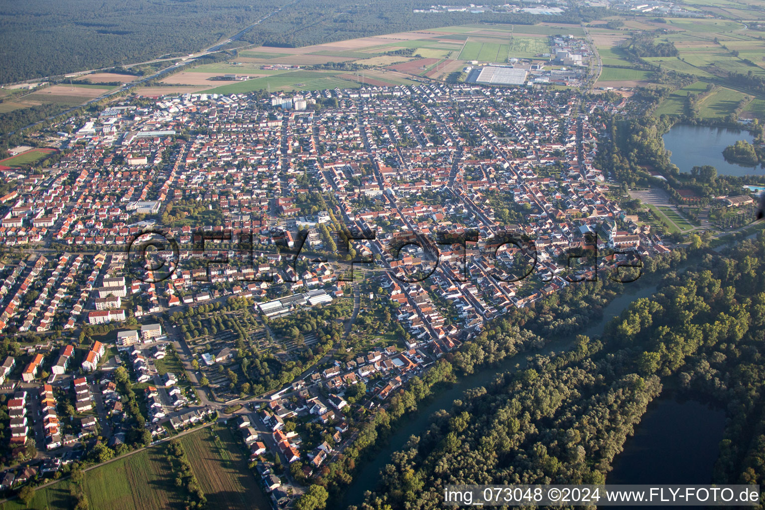 Vue d'oiseau de Ketsch dans le département Bade-Wurtemberg, Allemagne