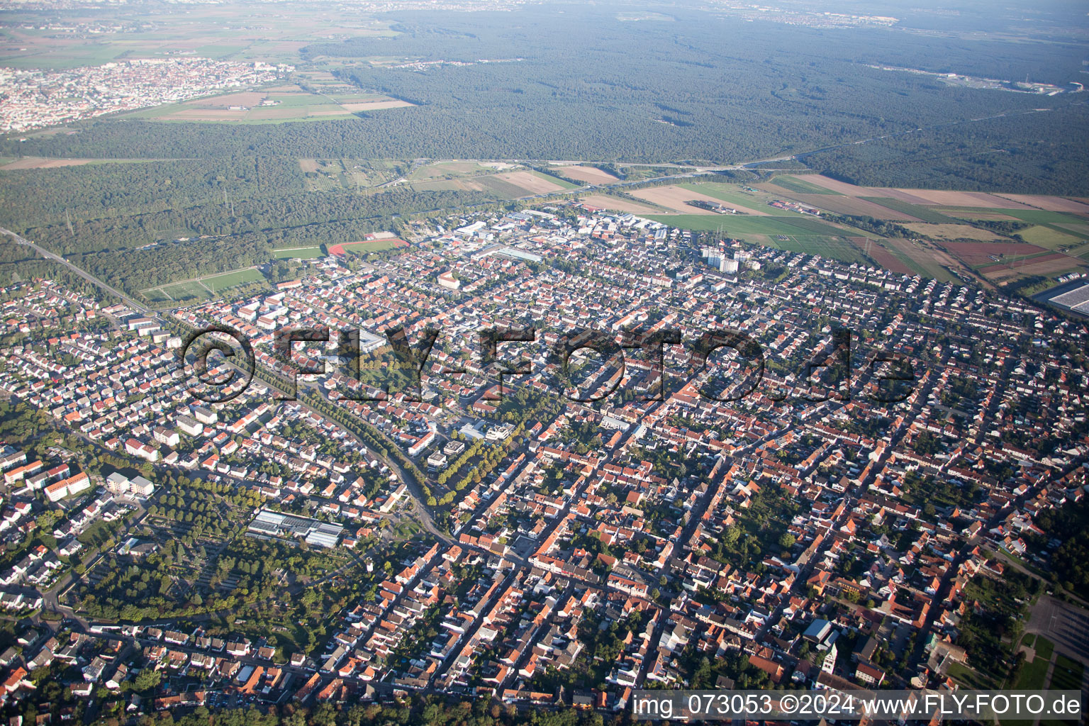 Ketsch dans le département Bade-Wurtemberg, Allemagne du point de vue du drone