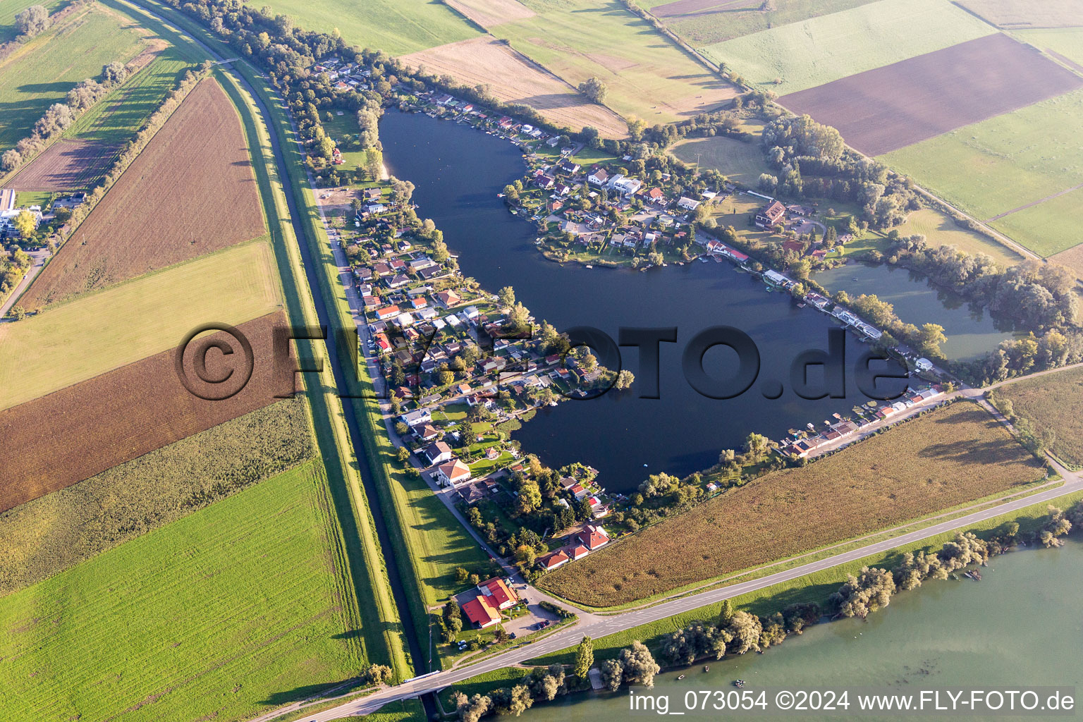 Vue aérienne de Propriétés de week-end au bord du lac de carrière Hohwiesensee à Ketsch dans le département Bade-Wurtemberg, Allemagne