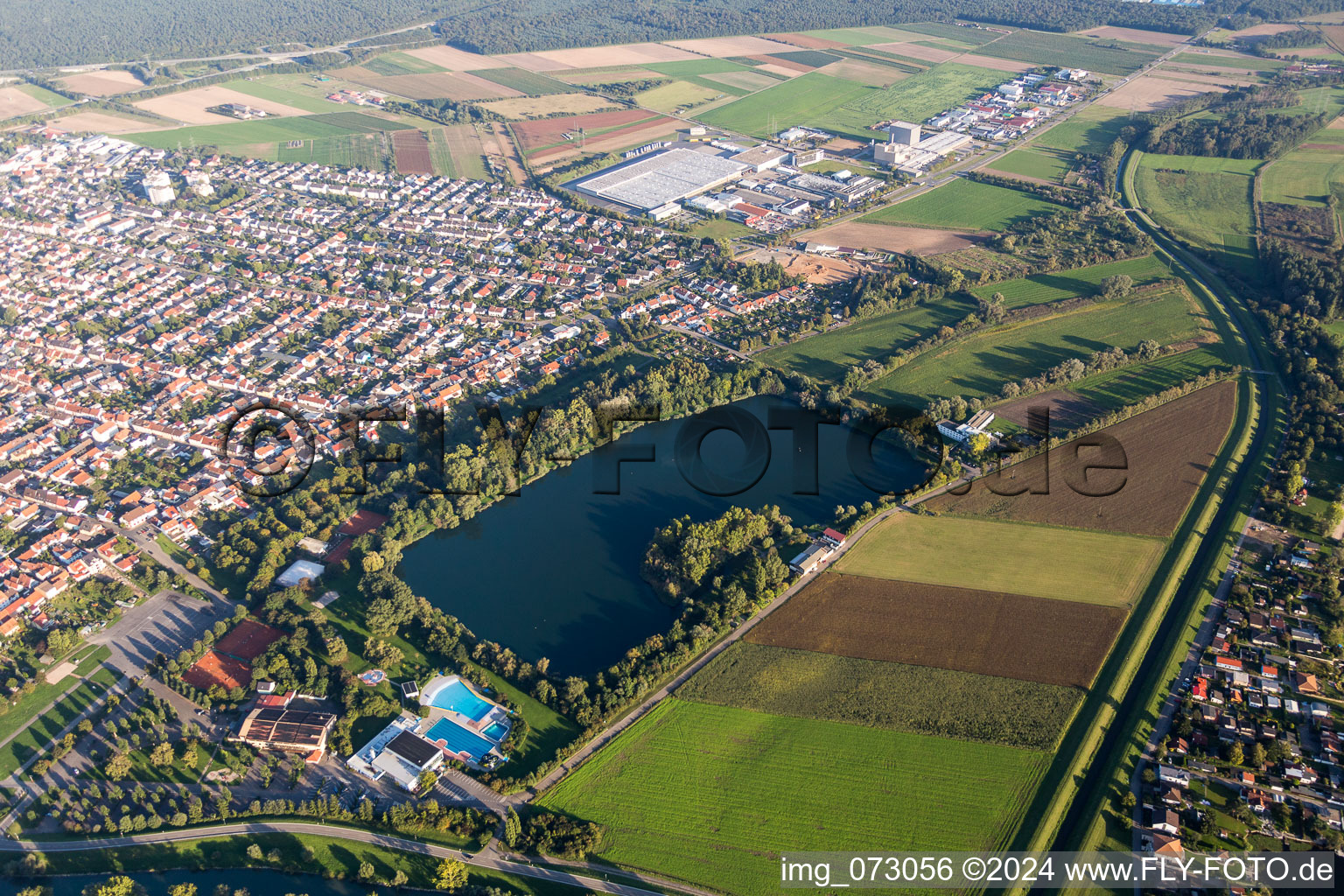 Vue aérienne de Bord du lac de carrière Anglersee à Ketsch dans le département Bade-Wurtemberg, Allemagne