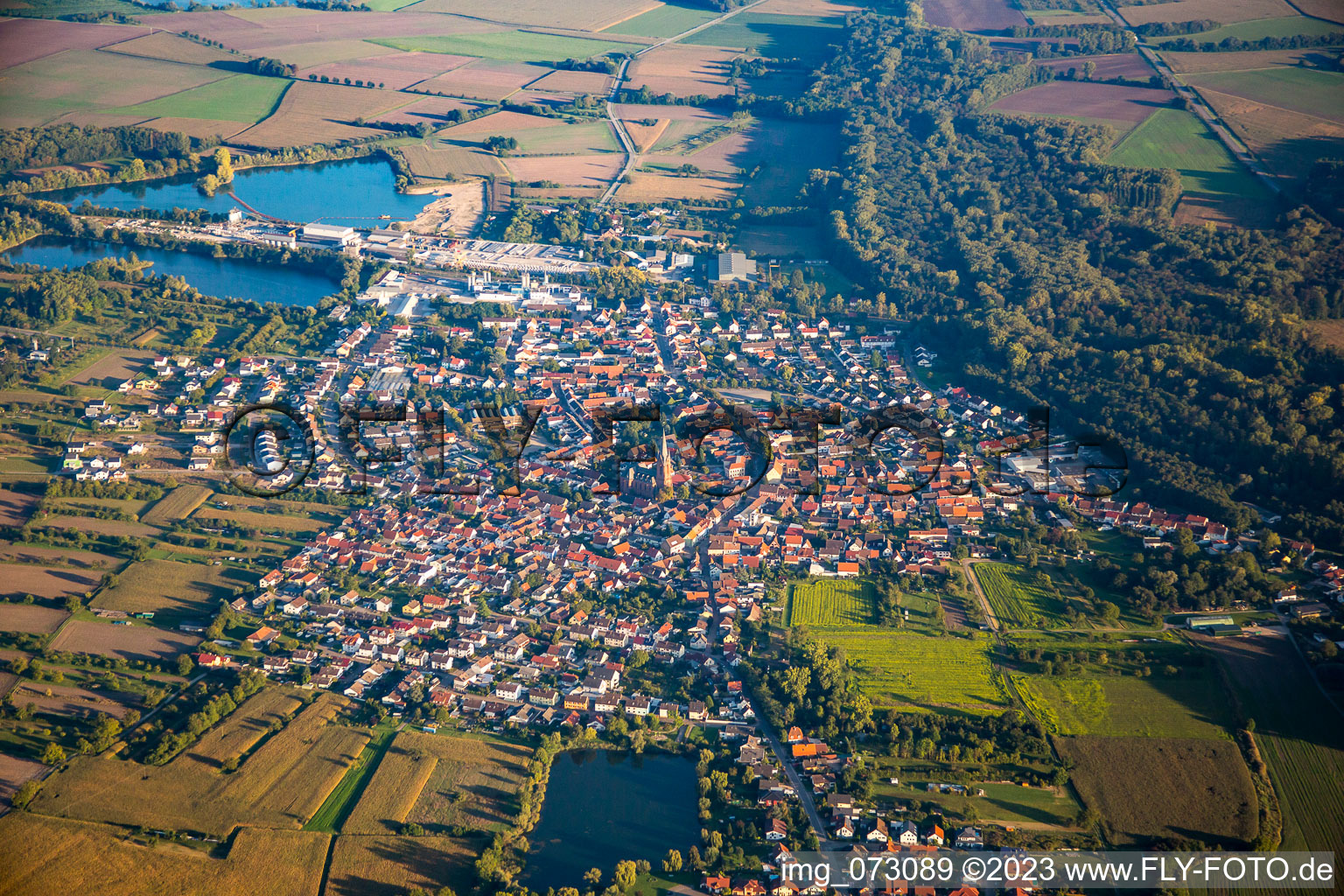 Vue aérienne de Du nord-ouest à le quartier Rheinsheim in Philippsburg dans le département Bade-Wurtemberg, Allemagne