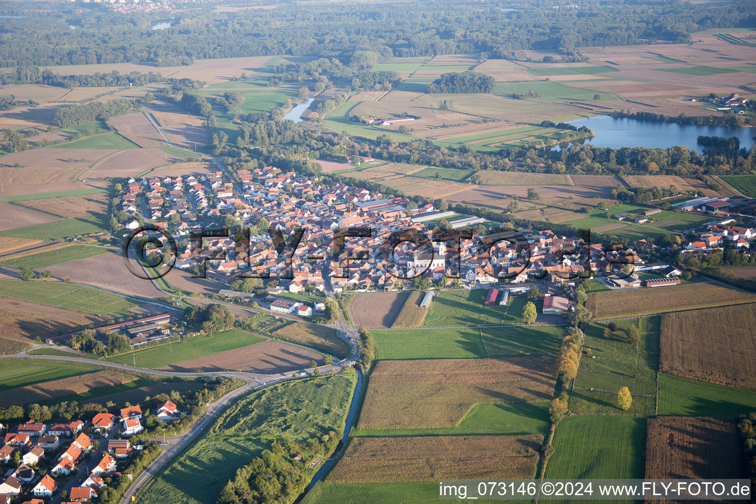 Vue aérienne de Neupotz dans le département Rhénanie-Palatinat, Allemagne