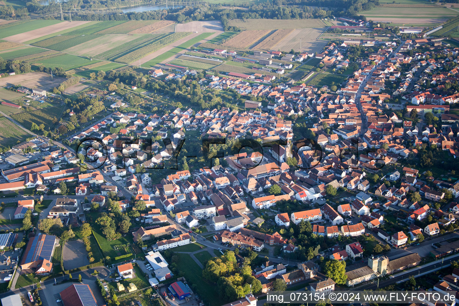 Rheinzabern dans le département Rhénanie-Palatinat, Allemagne vue d'en haut