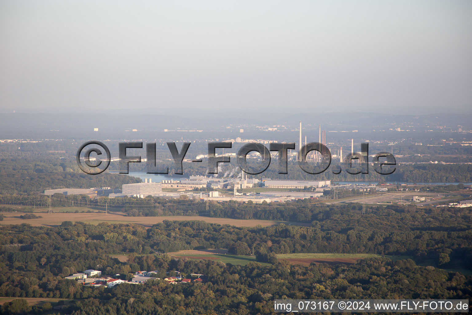 Vue aérienne de Zone industrielle d'Oberwald depuis l'ouest à Wörth am Rhein dans le département Rhénanie-Palatinat, Allemagne