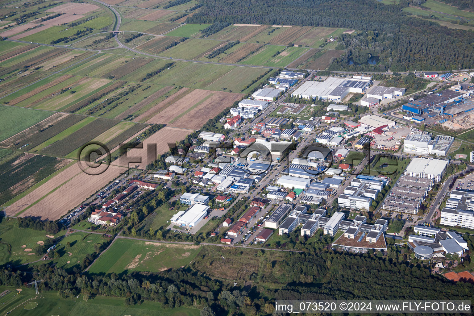 Vue aérienne de Zone industrielle à la gare à le quartier Rot in St. Leon-Rot dans le département Bade-Wurtemberg, Allemagne