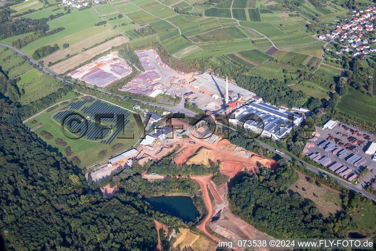 Vue aérienne de Usine de briques et centre logistique de Wienerberger GmbH, usine Malsch et Creaton Aktiengesellschaft à Malsch dans le département Bade-Wurtemberg, Allemagne