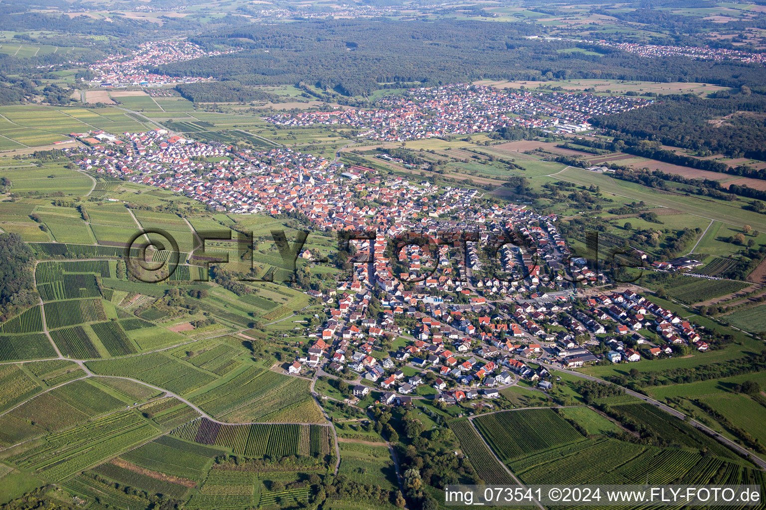 Vue aérienne de Vue des rues et des maisons des quartiers résidentiels à le quartier Rettigheim in Mühlhausen dans le département Bade-Wurtemberg, Allemagne