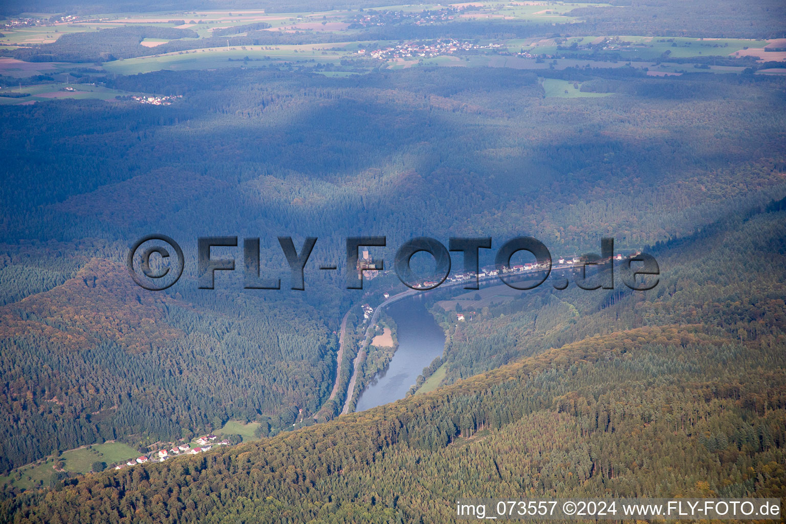 Vue aérienne de Château Zwingenberg sur le Neckar à Zwingenberg dans le département Bade-Wurtemberg, Allemagne