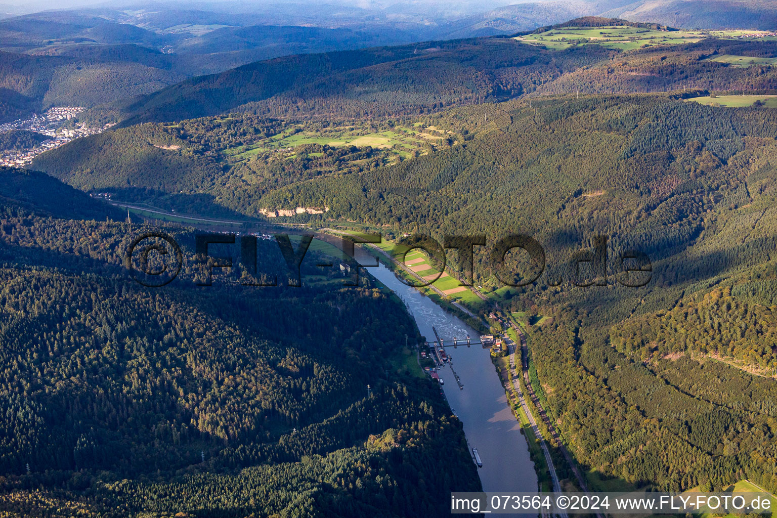 Vue aérienne de Écluse du cou Rockenau à le quartier Lindach in Eberbach dans le département Bade-Wurtemberg, Allemagne