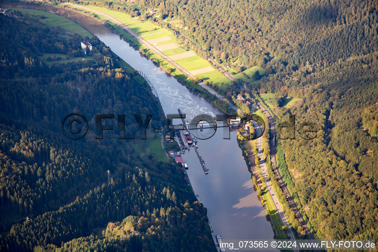 Vue aérienne de Écluse du cou Rockenau à le quartier Lindach in Eberbach dans le département Bade-Wurtemberg, Allemagne