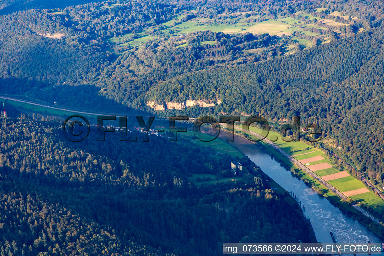 Vue aérienne de Du sud à le quartier Rockenau in Eberbach dans le département Bade-Wurtemberg, Allemagne