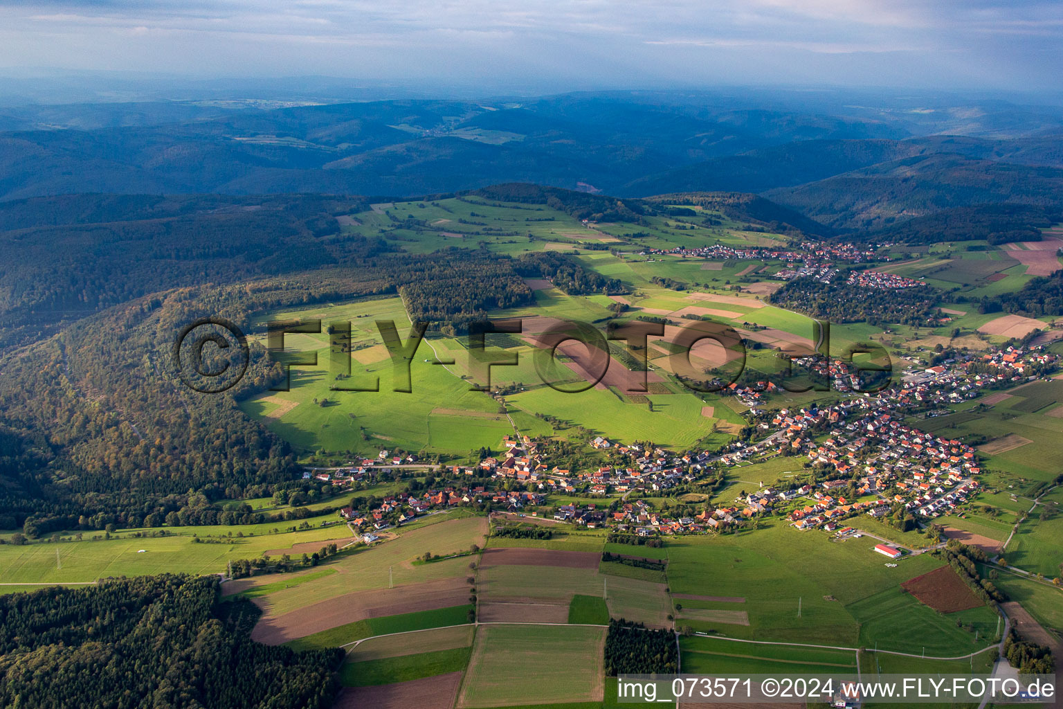 Vue aérienne de Du sud à le quartier Oberdielbach in Waldbrunn dans le département Bade-Wurtemberg, Allemagne