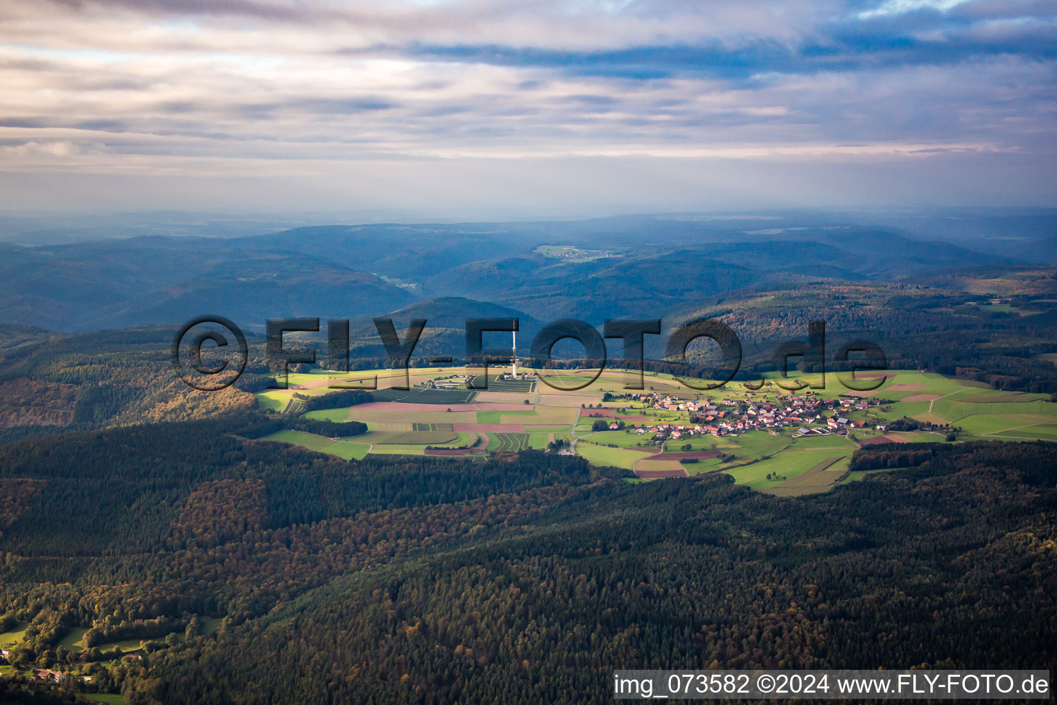 Vue aérienne de Structure de la tour de télécommunications et tour de télévision Katzenbuckel à le quartier Reisenbach in Mudau dans le département Bade-Wurtemberg, Allemagne