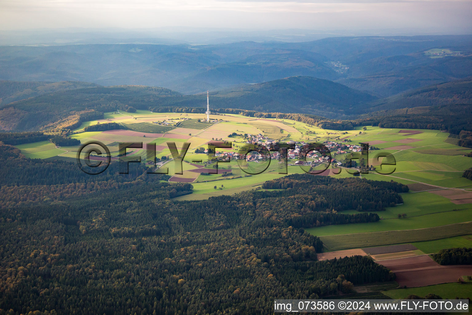 Vue aérienne de Structure de la tour de télécommunications et tour de télévision Katzenbuckel à le quartier Reisenbach in Mudau dans le département Bade-Wurtemberg, Allemagne