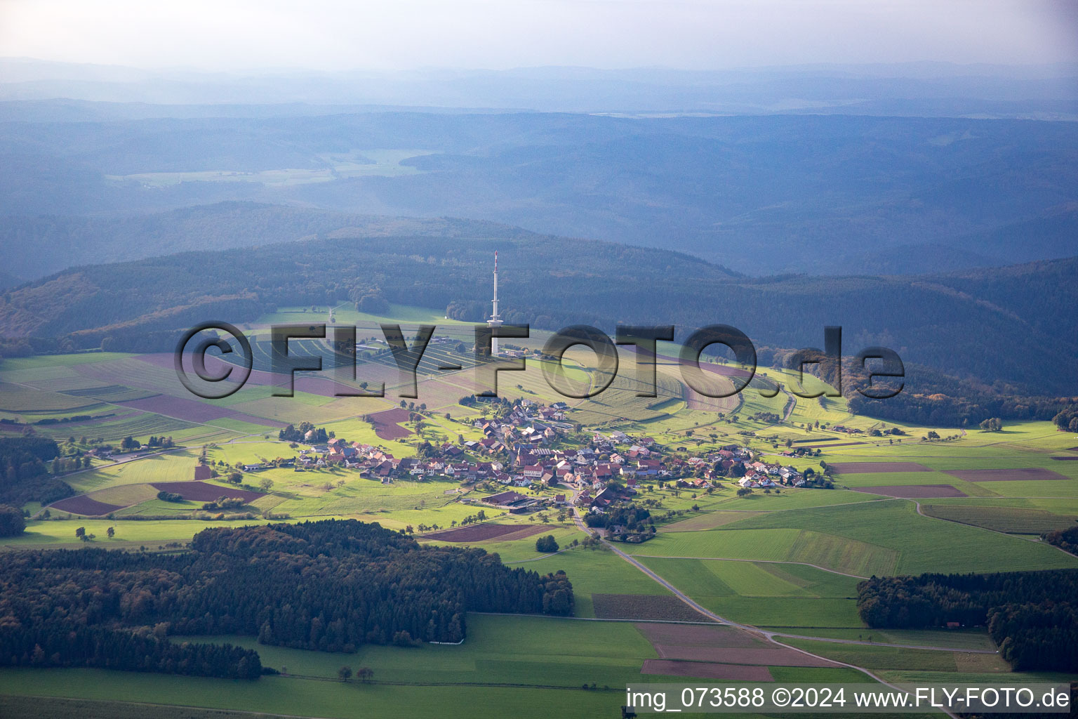 Photographie aérienne de Structure de la tour de télécommunications et tour de télévision Katzenbuckel à le quartier Reisenbach in Mudau dans le département Bade-Wurtemberg, Allemagne