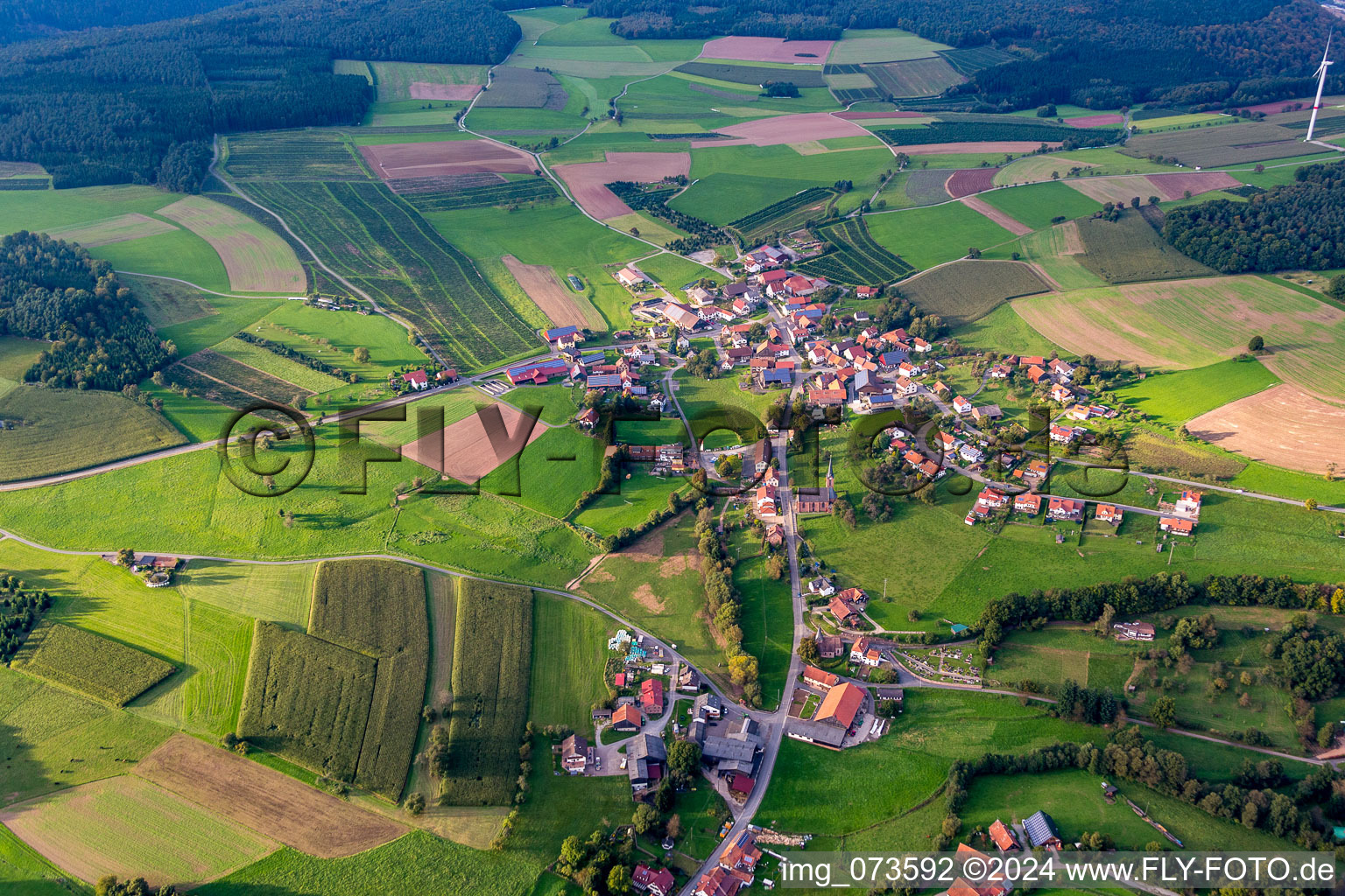 Vue aérienne de Vue sur le village à le quartier Steinbach in Mudau dans le département Bade-Wurtemberg, Allemagne