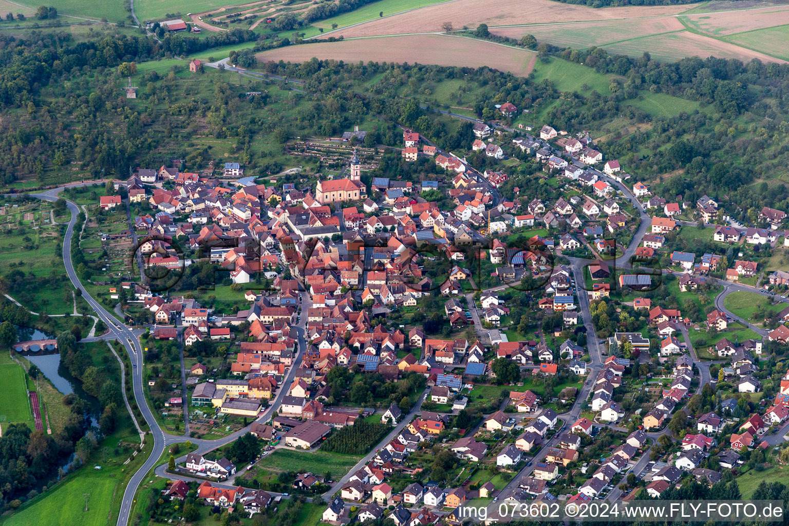 Vue aérienne de Vue des rues et des maisons des quartiers résidentiels à le quartier Reicholzheim in Wertheim dans le département Bade-Wurtemberg, Allemagne