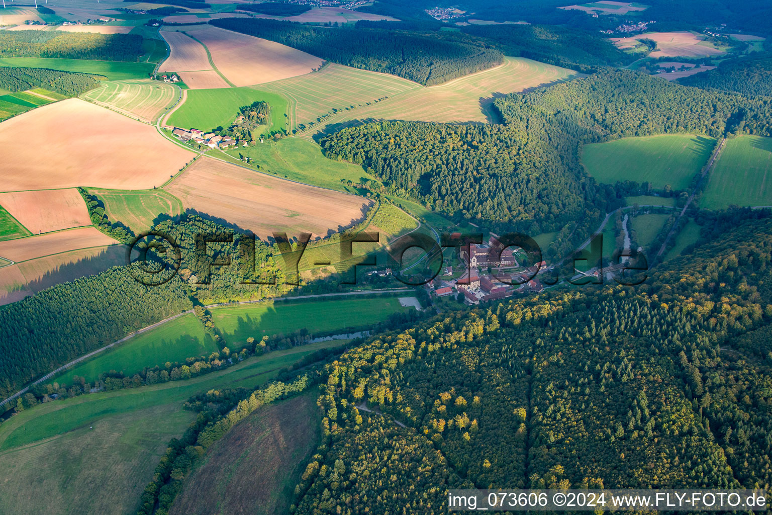 Vue aérienne de Monastère Bronnbach à le quartier Bronnbach in Wertheim dans le département Bade-Wurtemberg, Allemagne