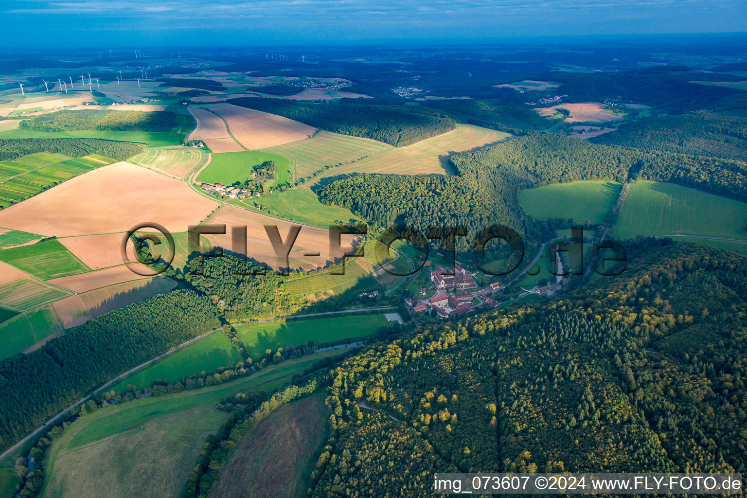 Vue aérienne de Monastère Bronnbach à le quartier Bronnbach in Wertheim dans le département Bade-Wurtemberg, Allemagne