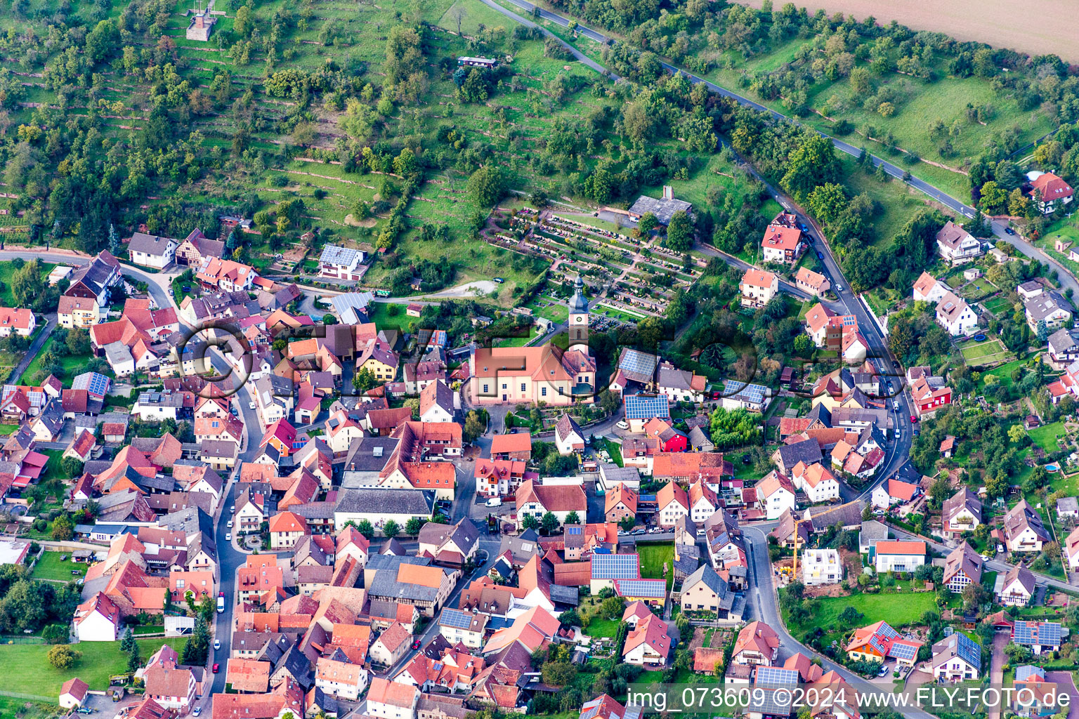 Vue aérienne de Vue des rues et des maisons des quartiers résidentiels à le quartier Reicholzheim in Wertheim dans le département Bade-Wurtemberg, Allemagne