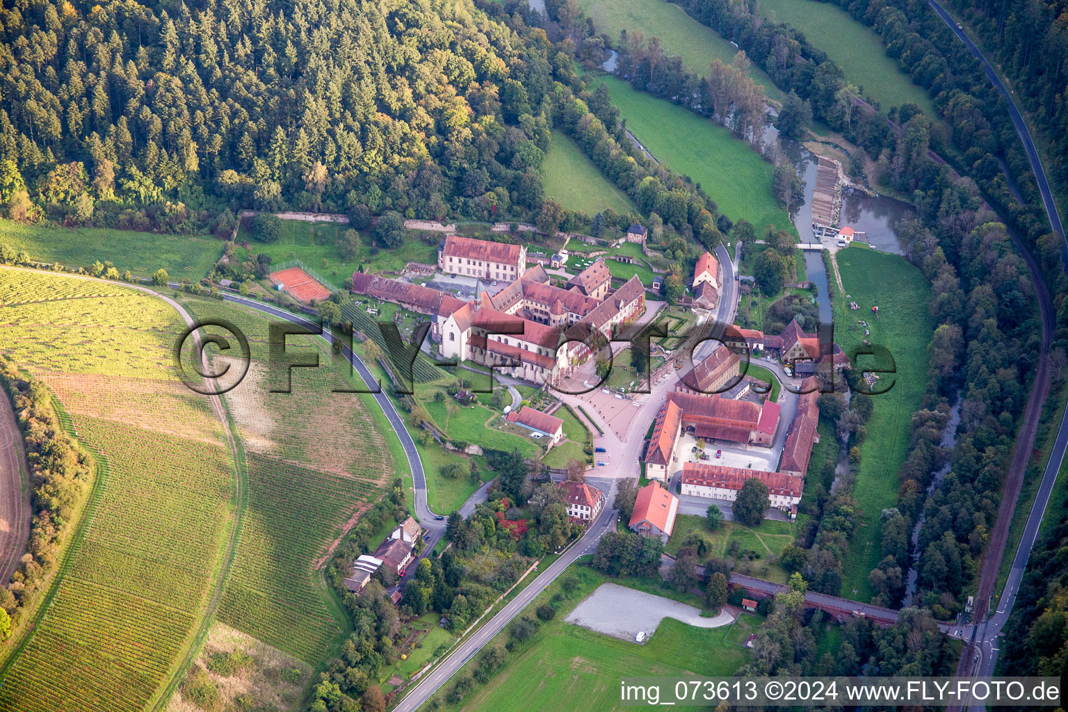 Vue aérienne de Ensemble immobilier du monastère Bronnbach avec jardin abbatial et église abbatiale de l'Assomption à le quartier Bronnbach in Wertheim dans le département Bade-Wurtemberg, Allemagne