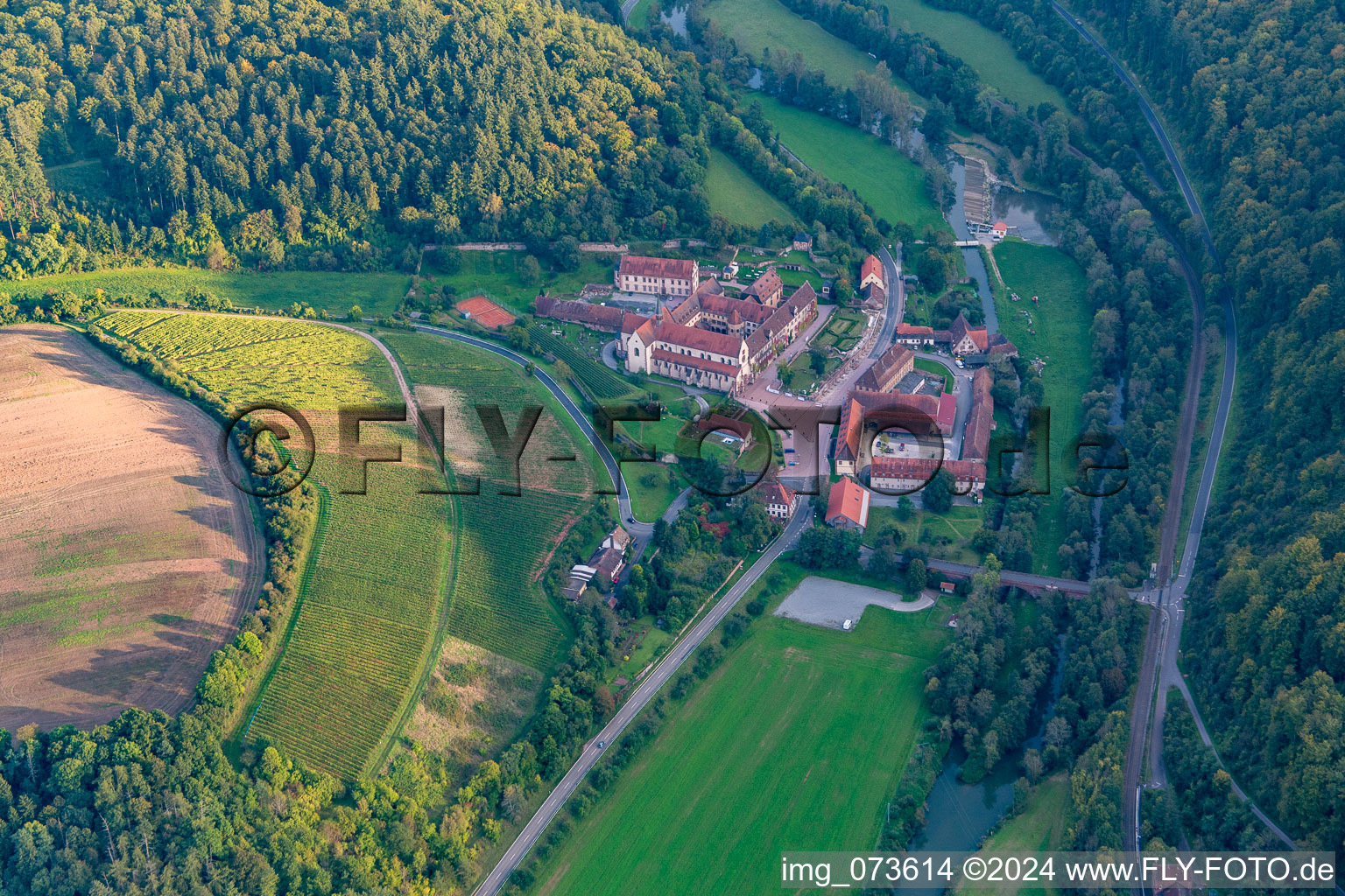 Vue aérienne de Ensemble immobilier du monastère Bronnbach avec jardin abbatial et église abbatiale de l'Assomption à le quartier Bronnbach in Wertheim dans le département Bade-Wurtemberg, Allemagne