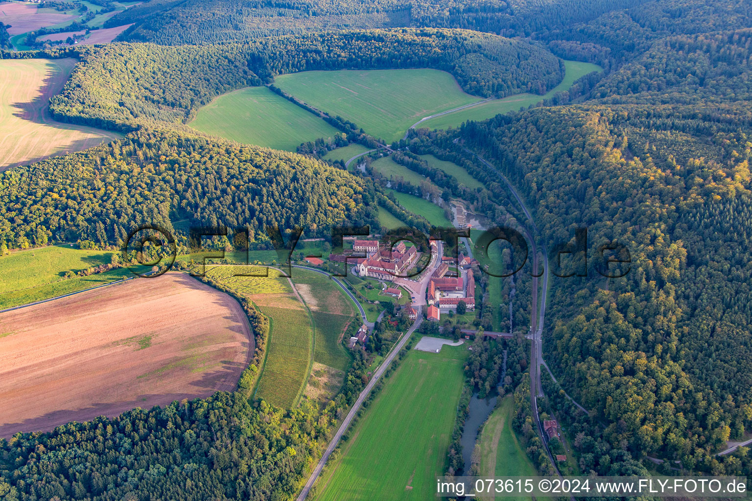 Photographie aérienne de Ensemble immobilier du monastère Bronnbach avec jardin abbatial et église abbatiale de l'Assomption à le quartier Bronnbach in Wertheim dans le département Bade-Wurtemberg, Allemagne