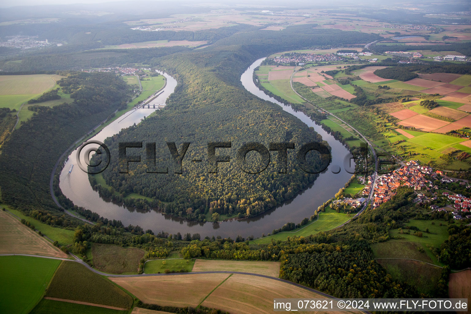 Vue aérienne de Boucle courbe des rives du Main près de la rivière Urphar à Kreuzwertheim dans le département Bavière, Allemagne