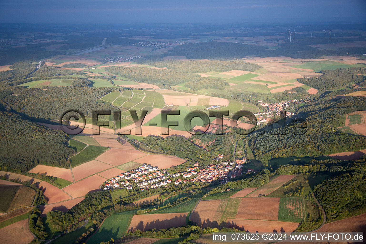 Vue aérienne de Champs agricoles et surfaces utilisables à le quartier Lindelbach in Wertheim dans le département Bade-Wurtemberg, Allemagne