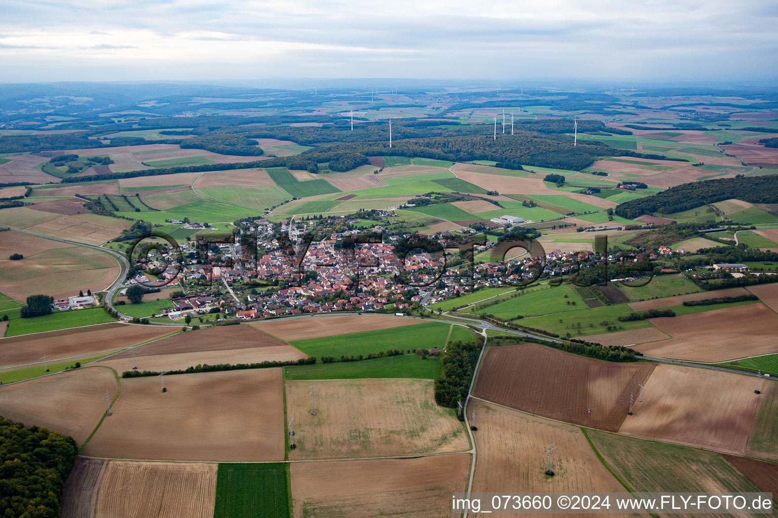 Vue aérienne de Champs agricoles et surfaces utilisables à Uettingen dans le département Bavière, Allemagne