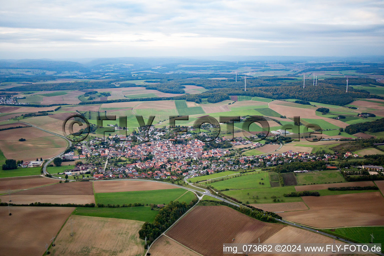 Vue aérienne de Champs agricoles et surfaces utilisables à Uettingen dans le département Bavière, Allemagne