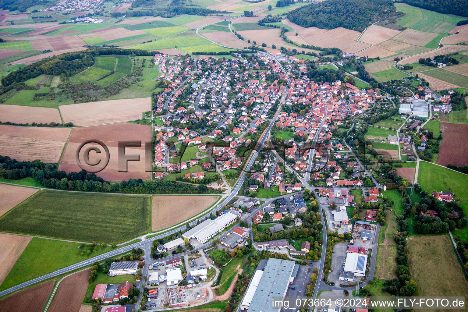 Vue aérienne de Vue sur le village à Uettingen dans le département Bavière, Allemagne