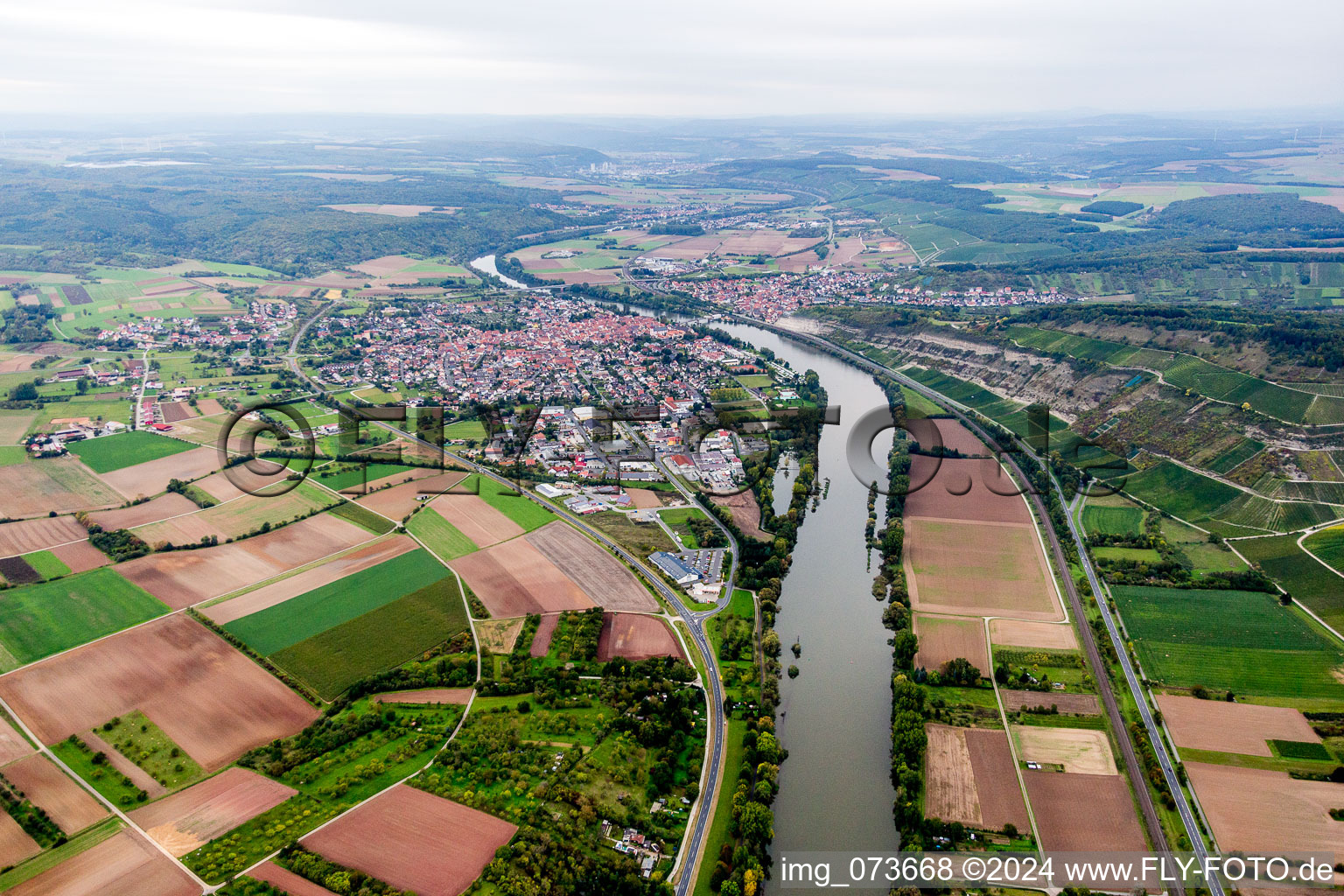 Vue aérienne de Zones riveraines à Zellingen dans le département Bavière, Allemagne