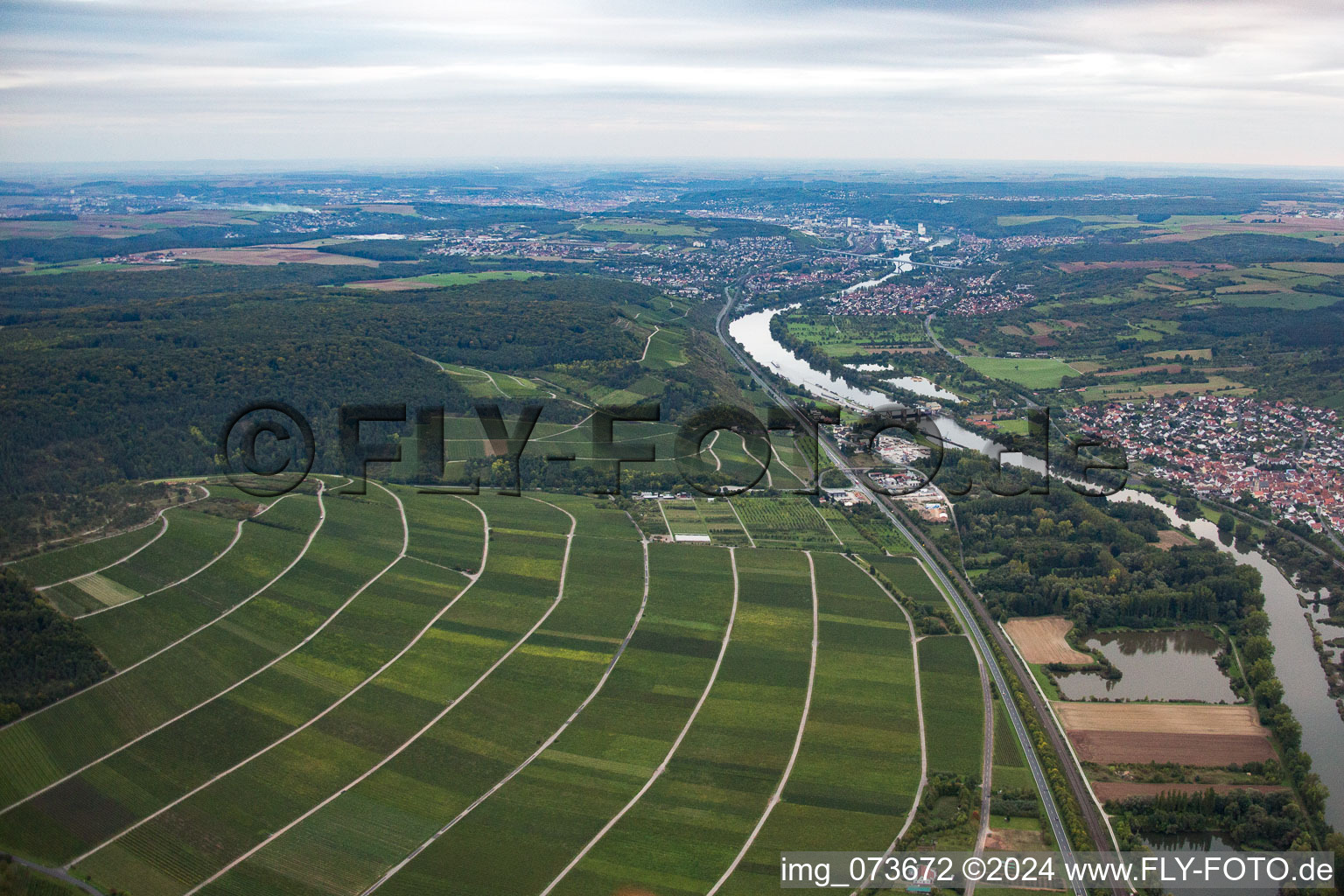 Vue aérienne de Traversée principale à Veitshöchheim dans le département Bavière, Allemagne