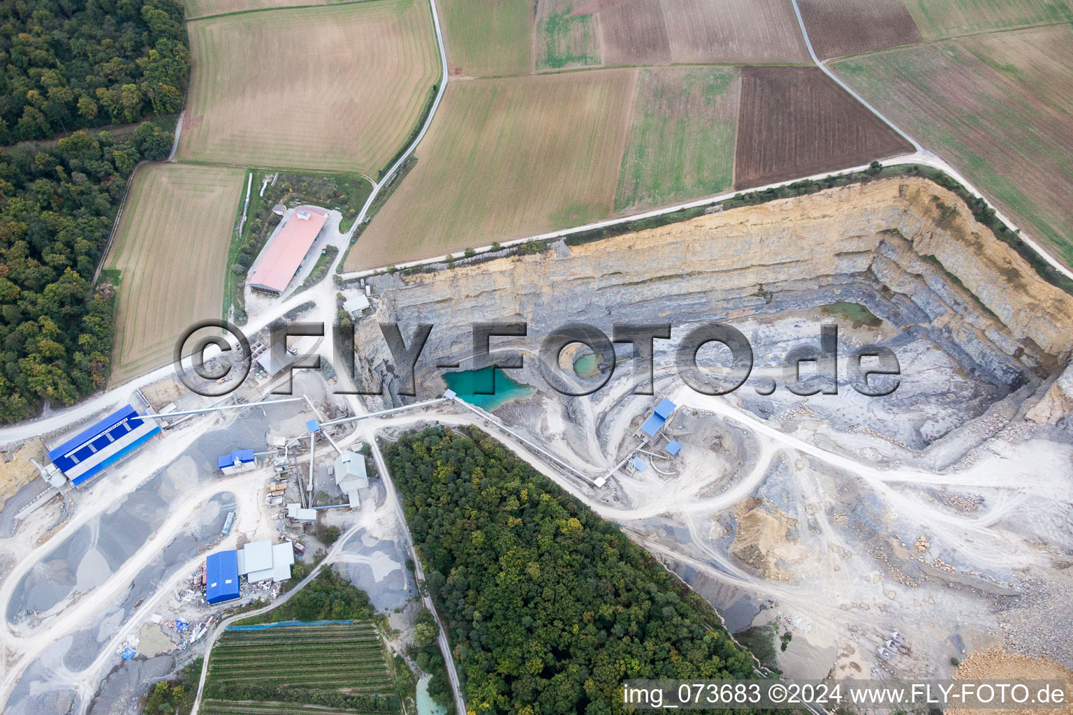 Vue aérienne de Carrière d'extraction et d'extraction de gravier de Schraud Josef GmbH & Co. KG Schotterwerk à Retzstadt dans le département Bavière, Allemagne