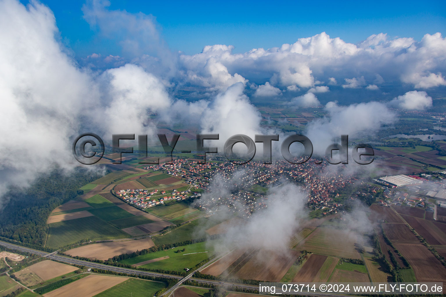 Vue aérienne de Placer sous les nuages à Knetzgau dans le département Bavière, Allemagne