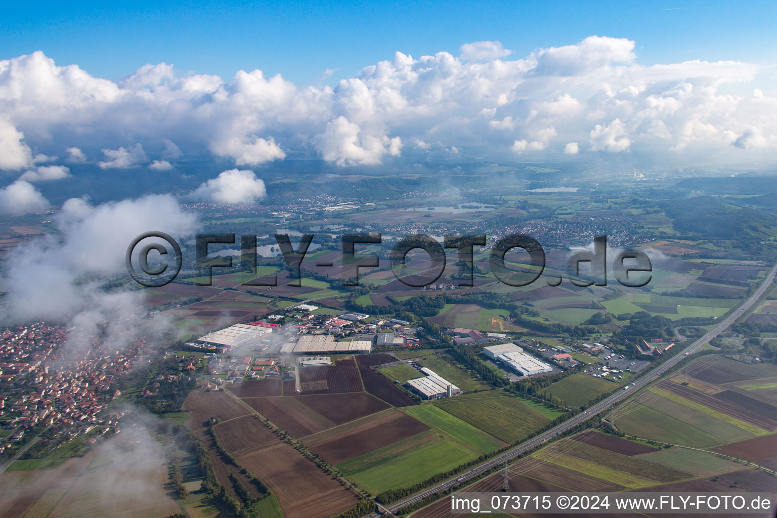 Vue aérienne de Zone industrielle sous les nuages à Knetzgau dans le département Bavière, Allemagne