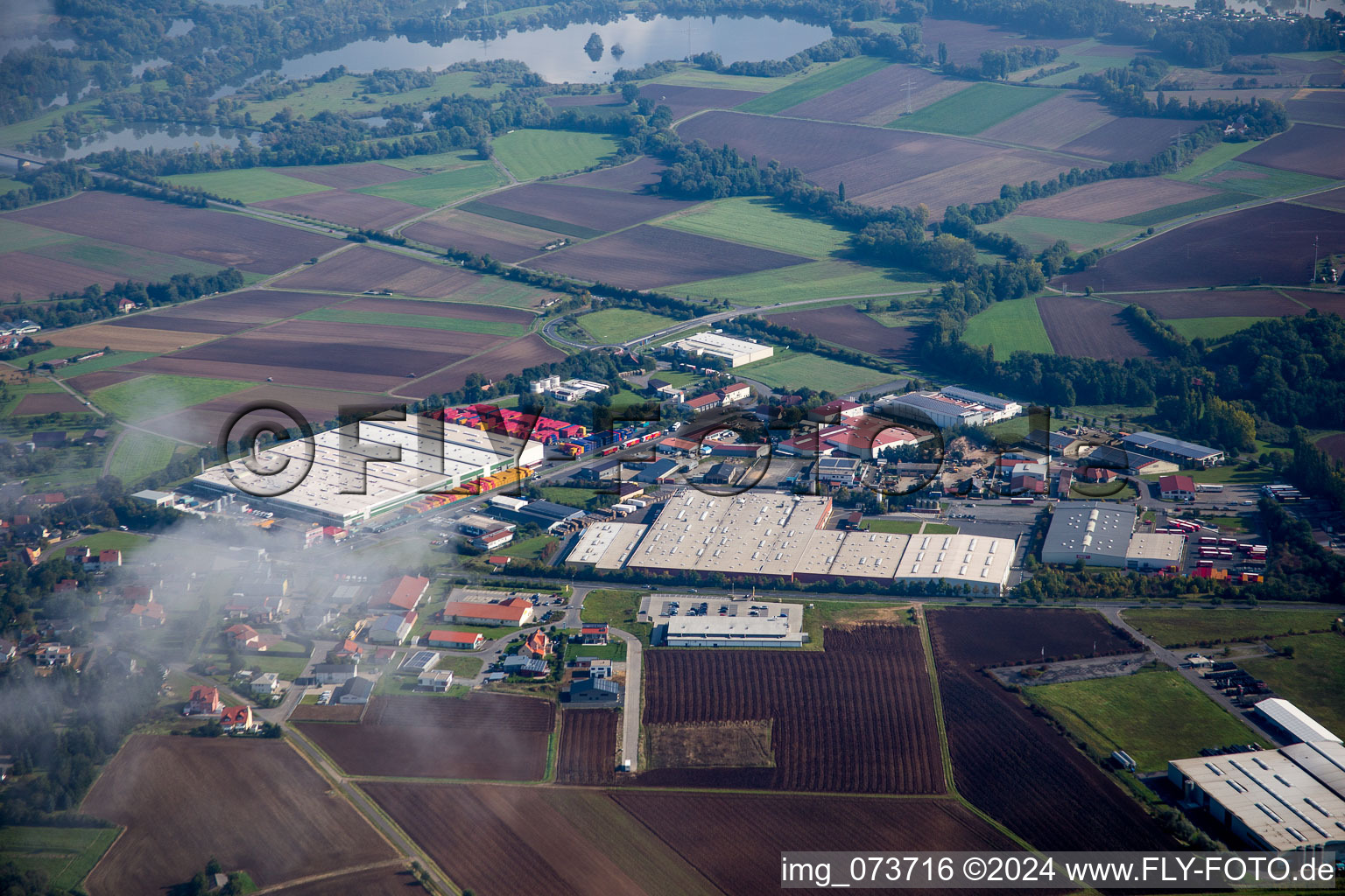 Vue aérienne de Zone commerciale et établissement d'entreprise, zone commerciale An der Siechkapelle à Knetzgau dans le département Bavière, Allemagne