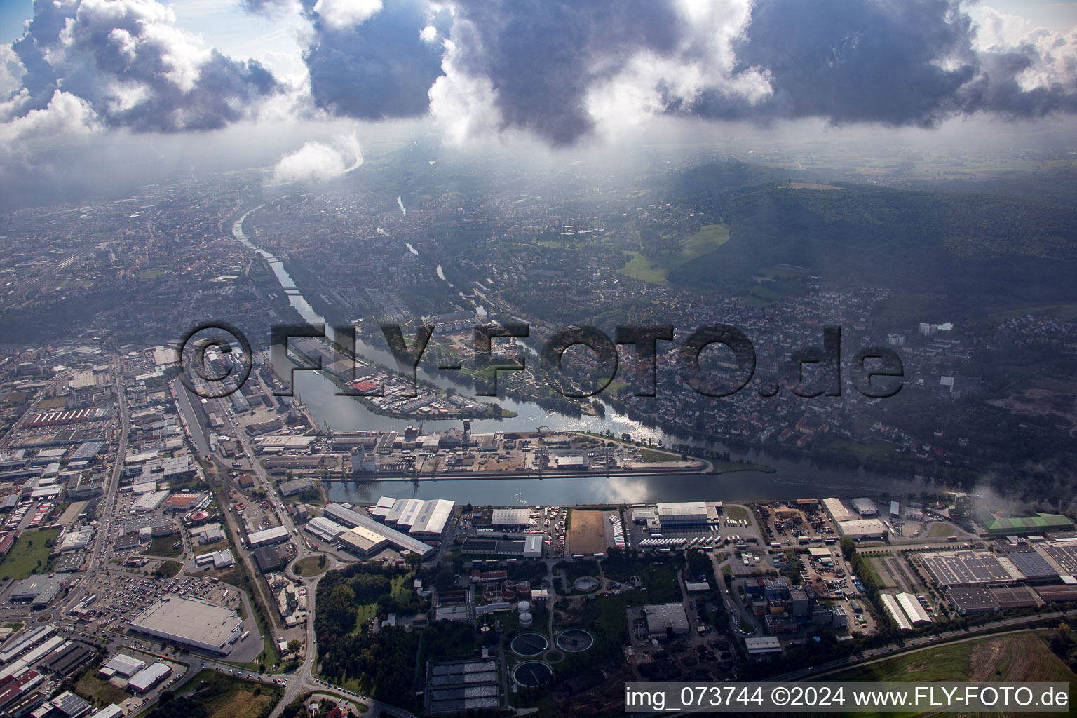 Vue aérienne de Quais et postes d'amarrage pour navires au bassin du Grand Port Intérieur à le quartier Gaustadt in Bamberg dans le département Bavière, Allemagne