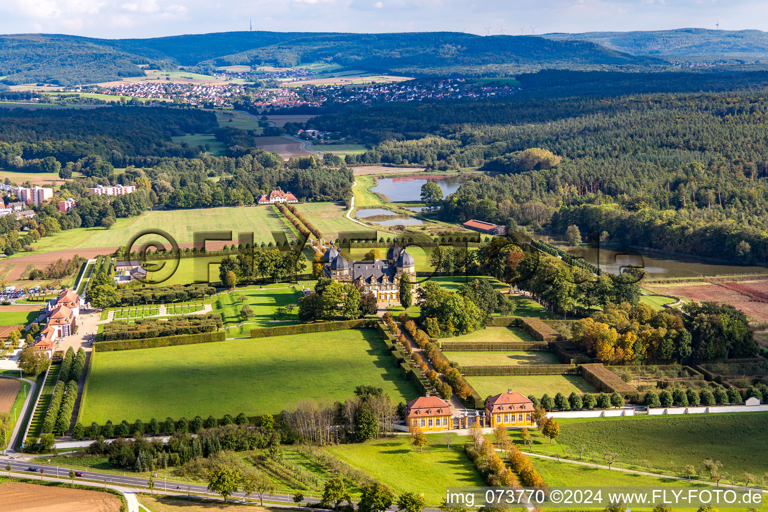 Vue aérienne de Parc et château du Seehof à Memmelsdorf dans le département Bavière, Allemagne